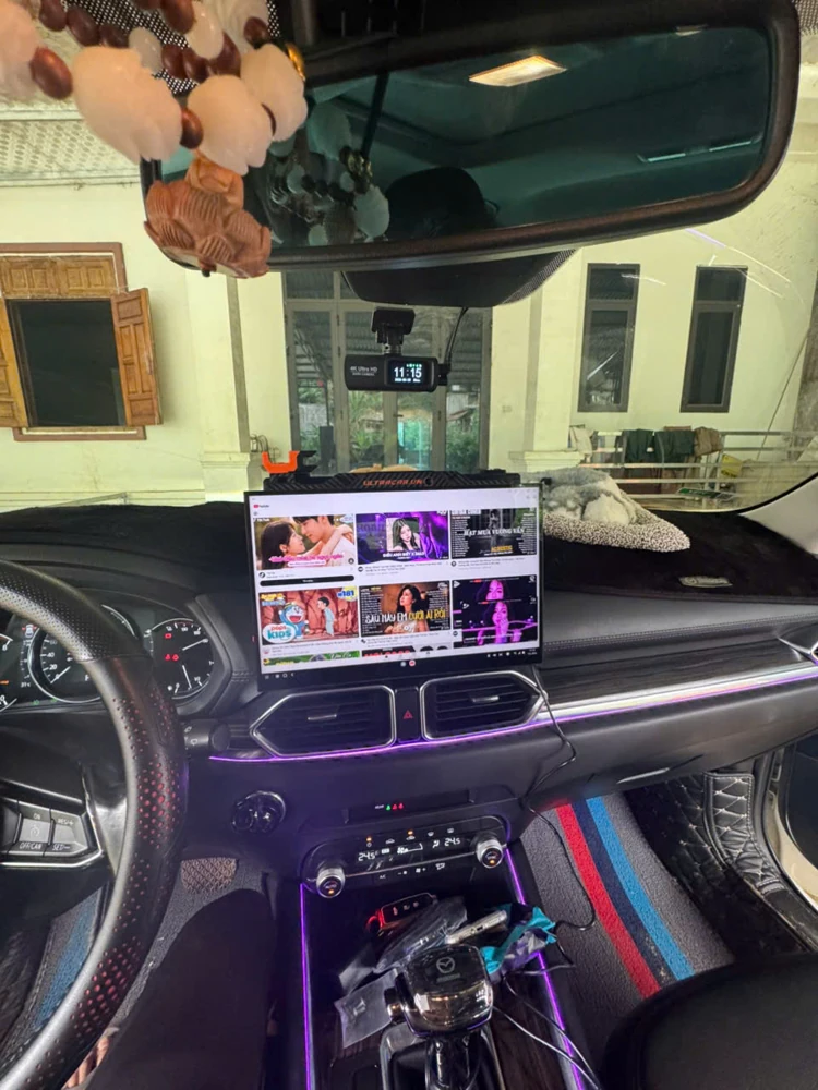 Display and centre console after installation