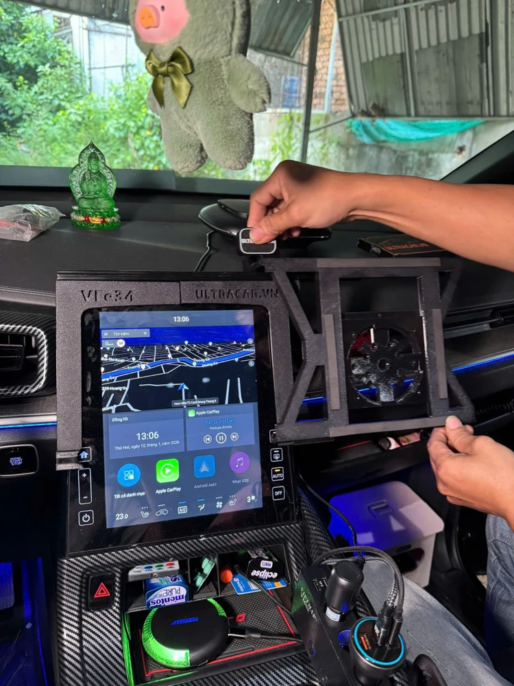 Using the mount and display in the car