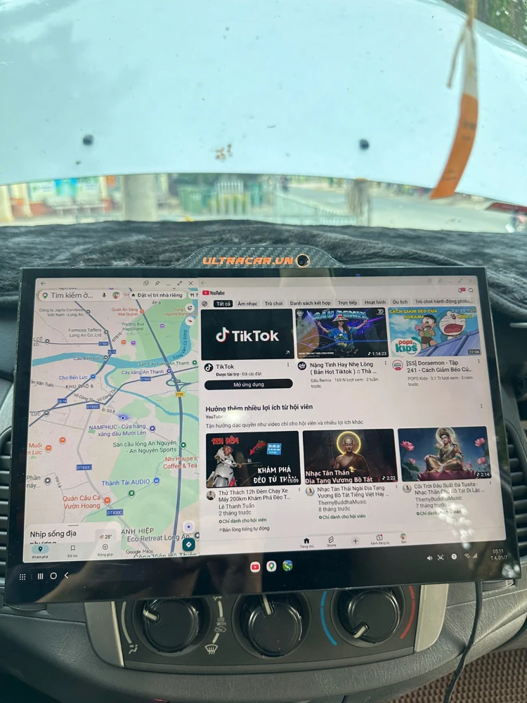 Maps and multitasking on the display