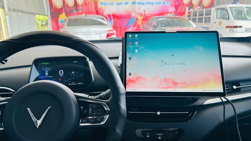 Samsung DeX on an UltraCar display