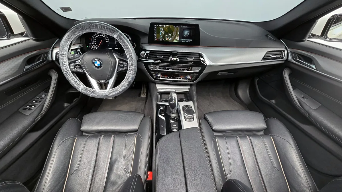 Factory cockpit reference. BMW 5 Series G30 2018 · market: Hàn Quốc