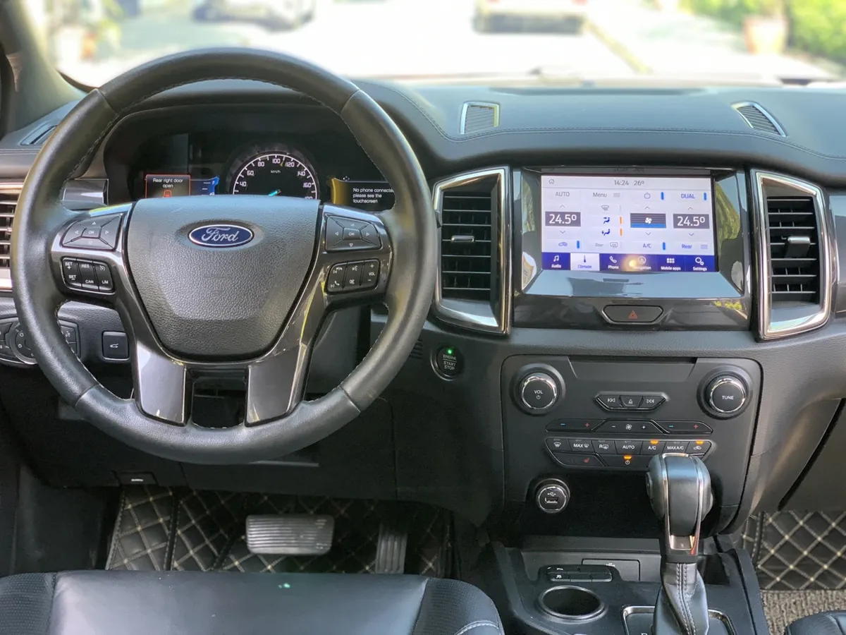 Factory cockpit reference. Ford Everest Titanium 2.0L 4×2 AT 2020