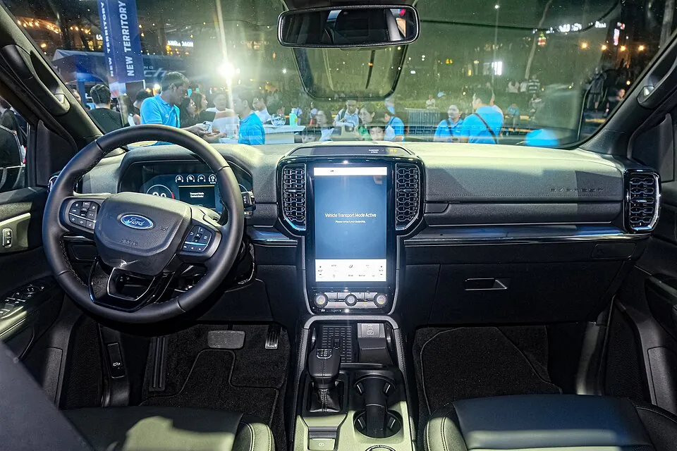 Khoang lái nguyên bản để tham khảo. Ford Everest U704 2.0 Bi-Turbo Titanium+ 4x4 interior