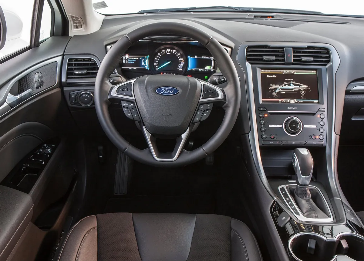 Khoang lái nguyên bản để tham khảo. Ford Mondeo Hybrid Titanium 2015