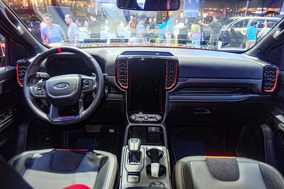 Khoang lái nguyên bản để tham khảo. Ford Ranger P703 3.0 Raptor EcoBoost V6 interior