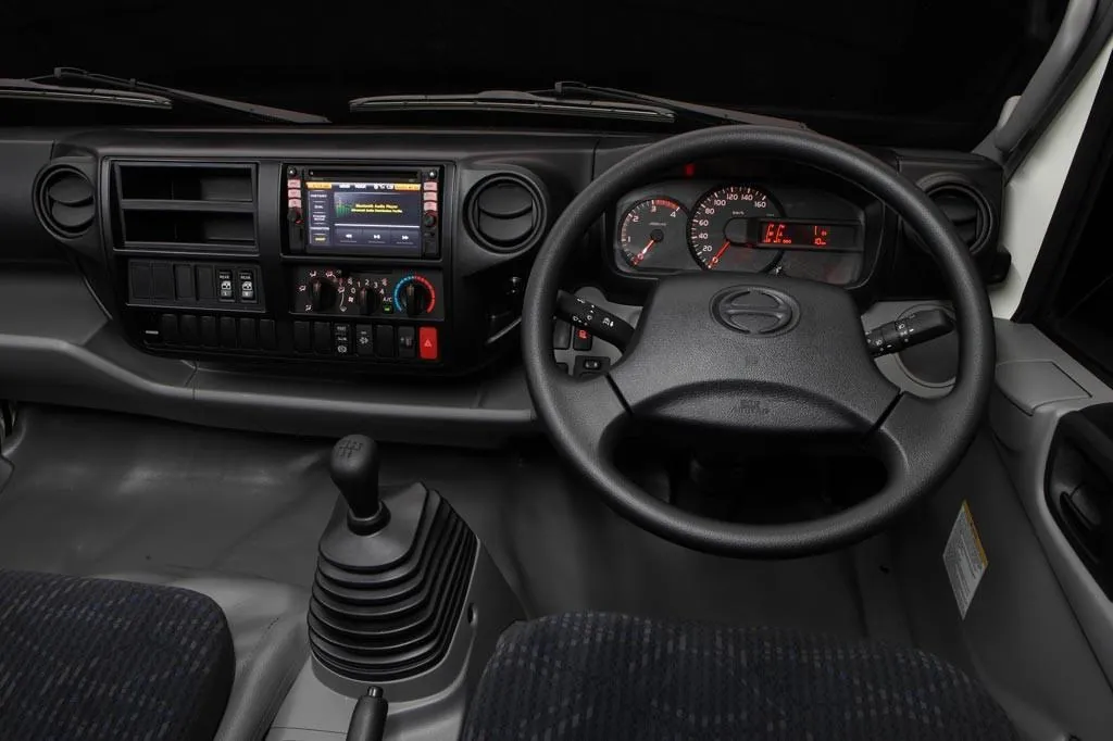 Factory cockpit reference. Hino 300 Series · ảnh bài trải nghiệm tại Úc