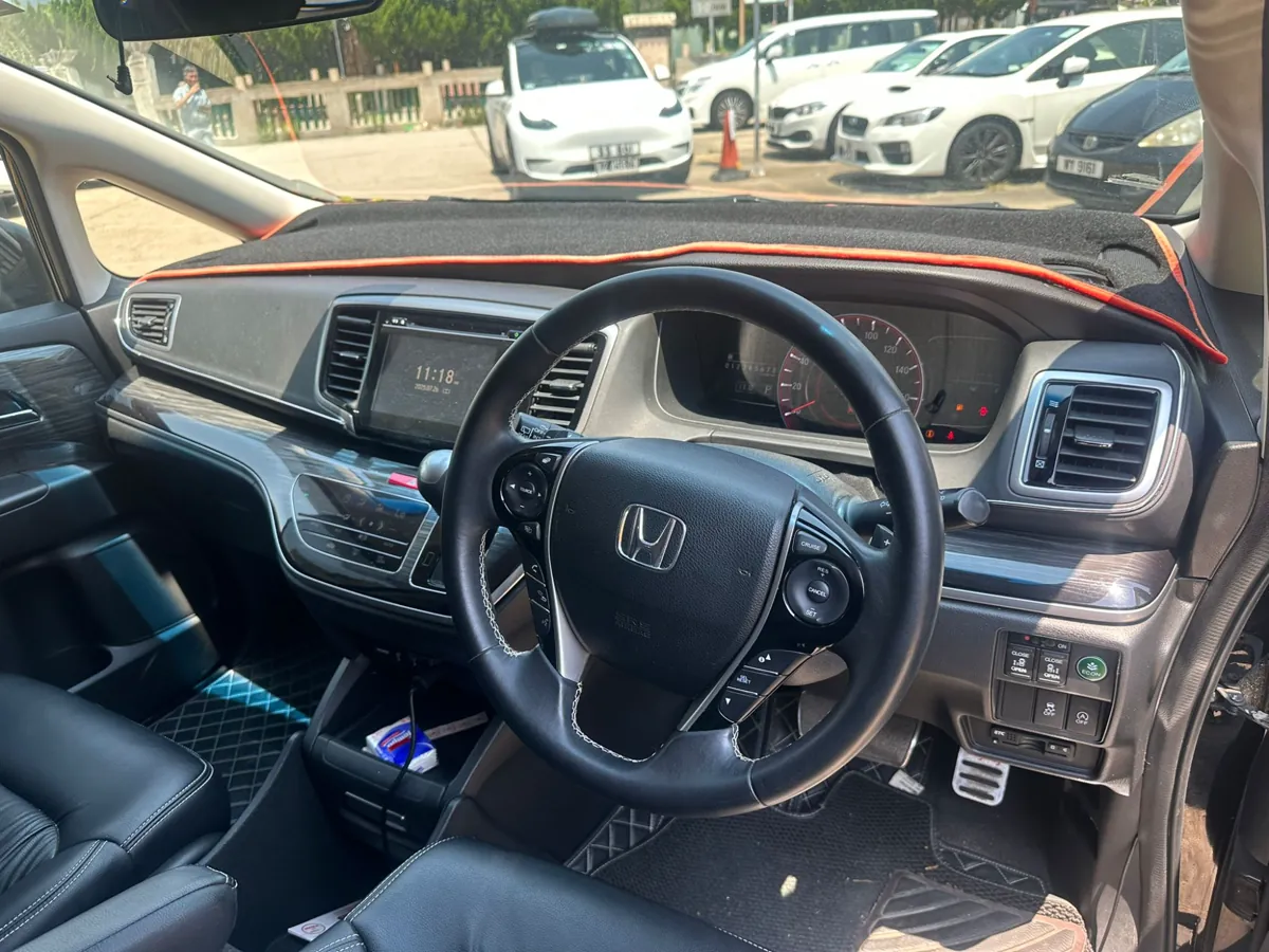 Factory cockpit reference. Honda Odyssey Absolute RC1 2014 · right-hand drive