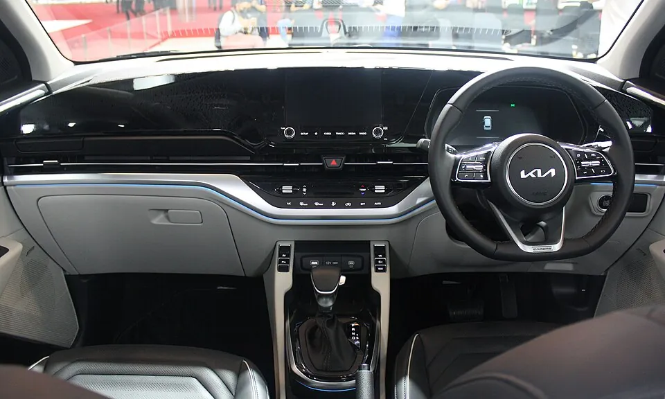 2022 Kia Carens 1.4 Premiere (Indonesia) interior