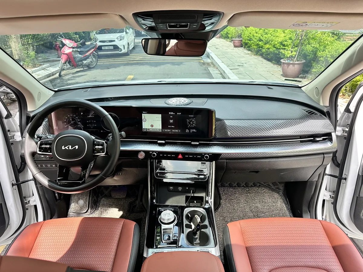 Khoang lái nguyên bản để tham khảo. Kia Carnival 2.2D Signature 2022 · Việt Nam