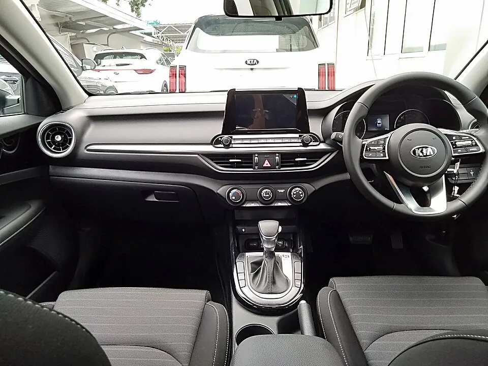 Khoang lái nguyên bản để tham khảo. 2021 Kia Cerato base silver · cabin in Brunei
