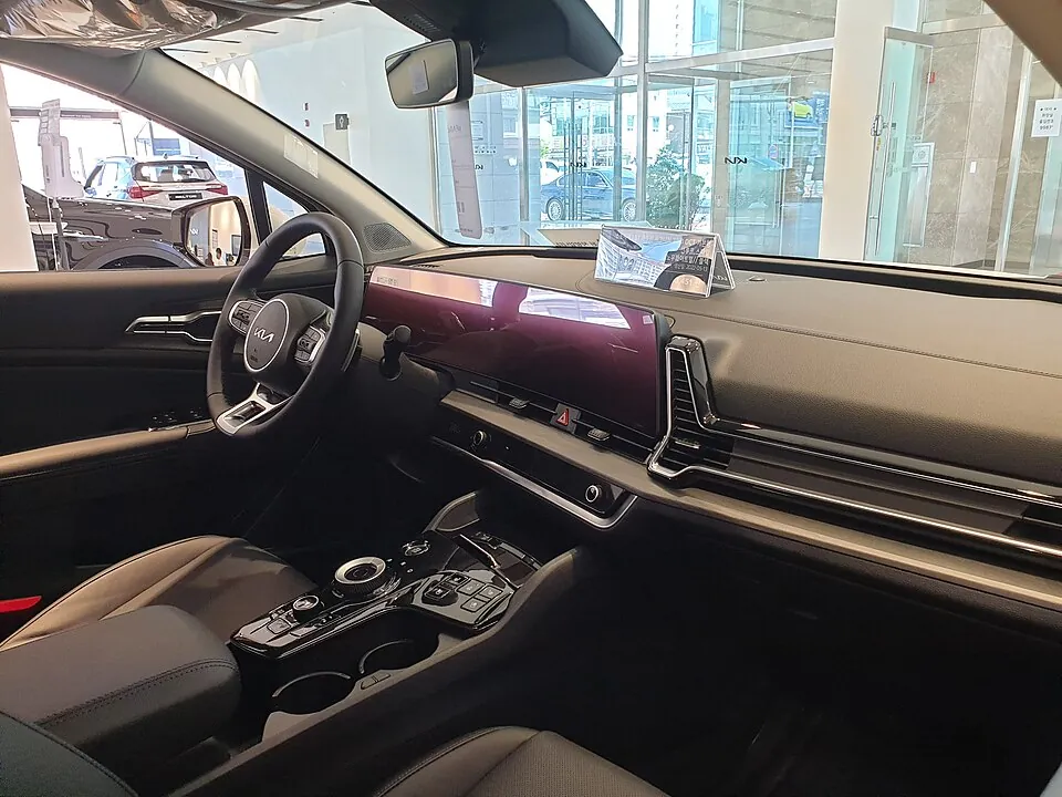 Khoang lái nguyên bản để tham khảo. Kia Sportage NQ5 Black Interior (1)