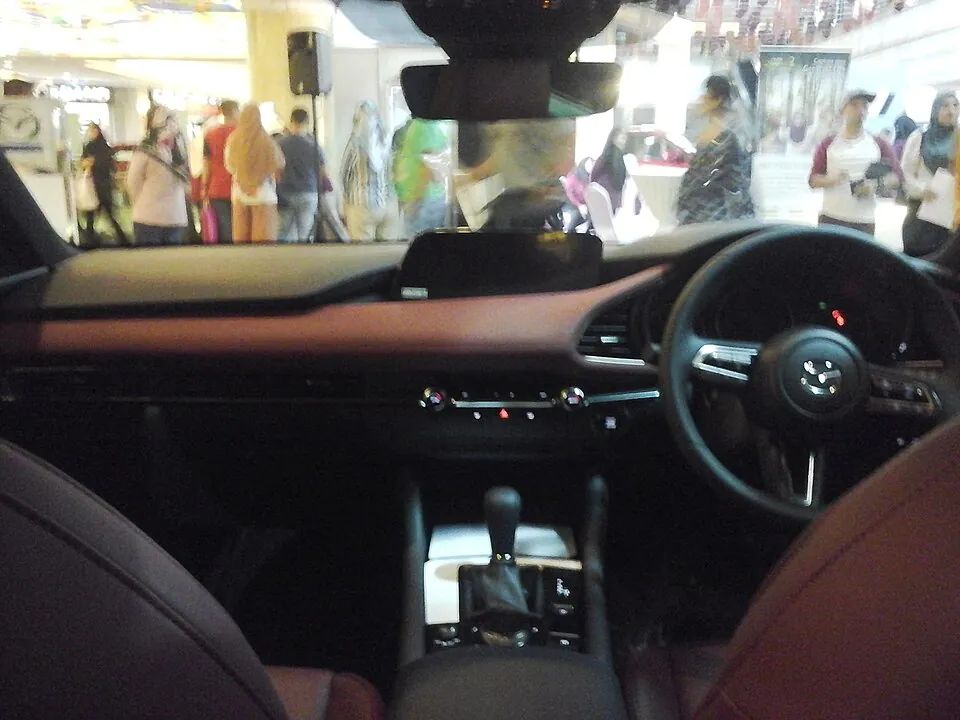 Khoang lái nguyên bản để tham khảo. 2020 MAZDA 3 HATCHBACK INTERIOR IN BRUNEI