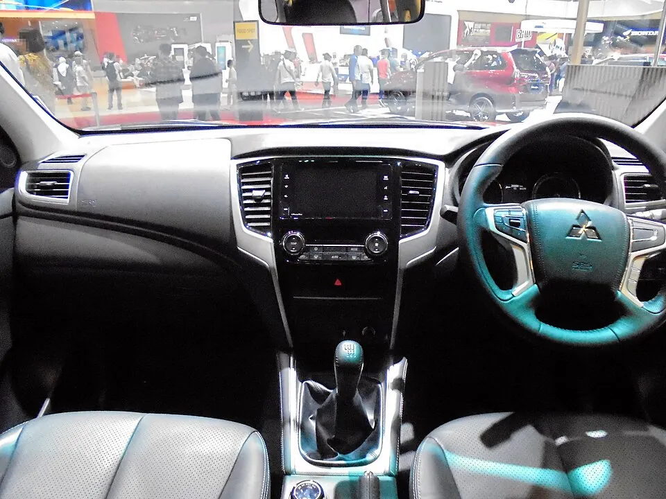 Factory cockpit reference. 2019 Mitsubishi Triton Exceed 4x4 2.4 KL1TJ interior (20190722)