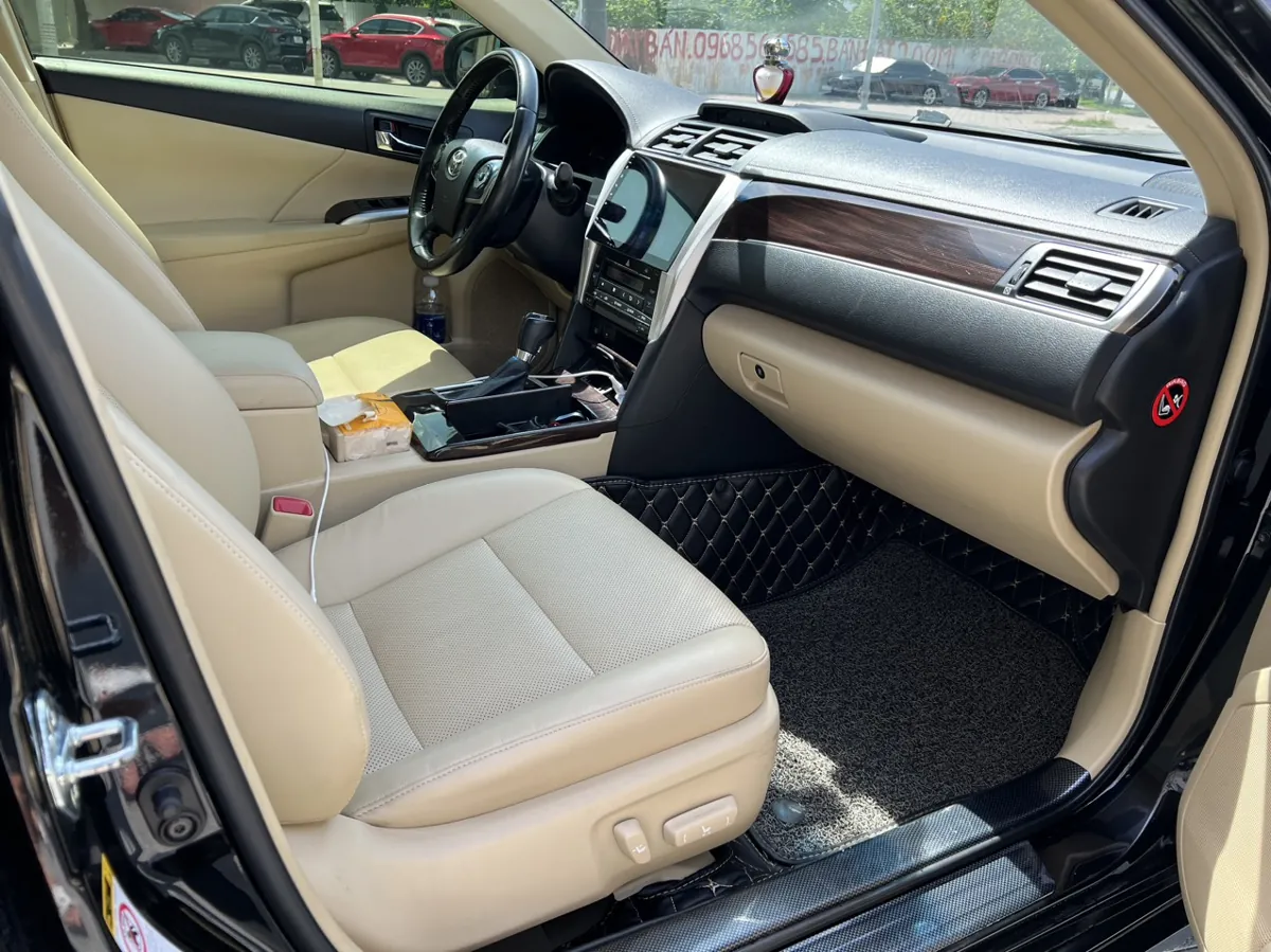 Khoang lái nguyên bản để tham khảo. Toyota Camry 2.0E 2018 · khoang lái nguyên bản