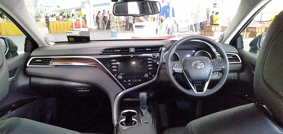 Factory cockpit reference. 2020 Toyota Camry 2.5 (Interior)