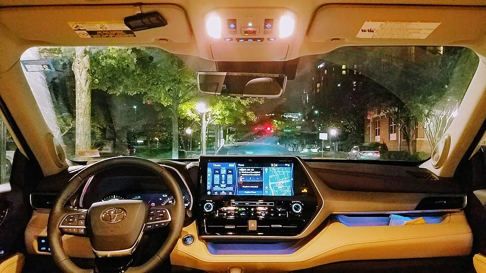 Khoang lái nguyên bản để tham khảo. 2021 Toyota Highlander interior