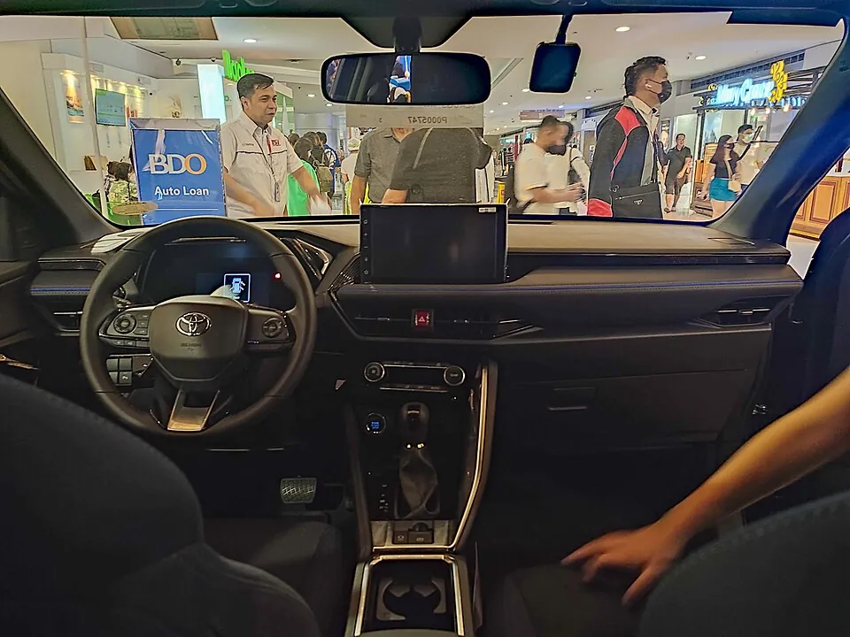 Factory cockpit reference. Toyota Yaris Cross (AC200) 1.5 G 2023 (interior)