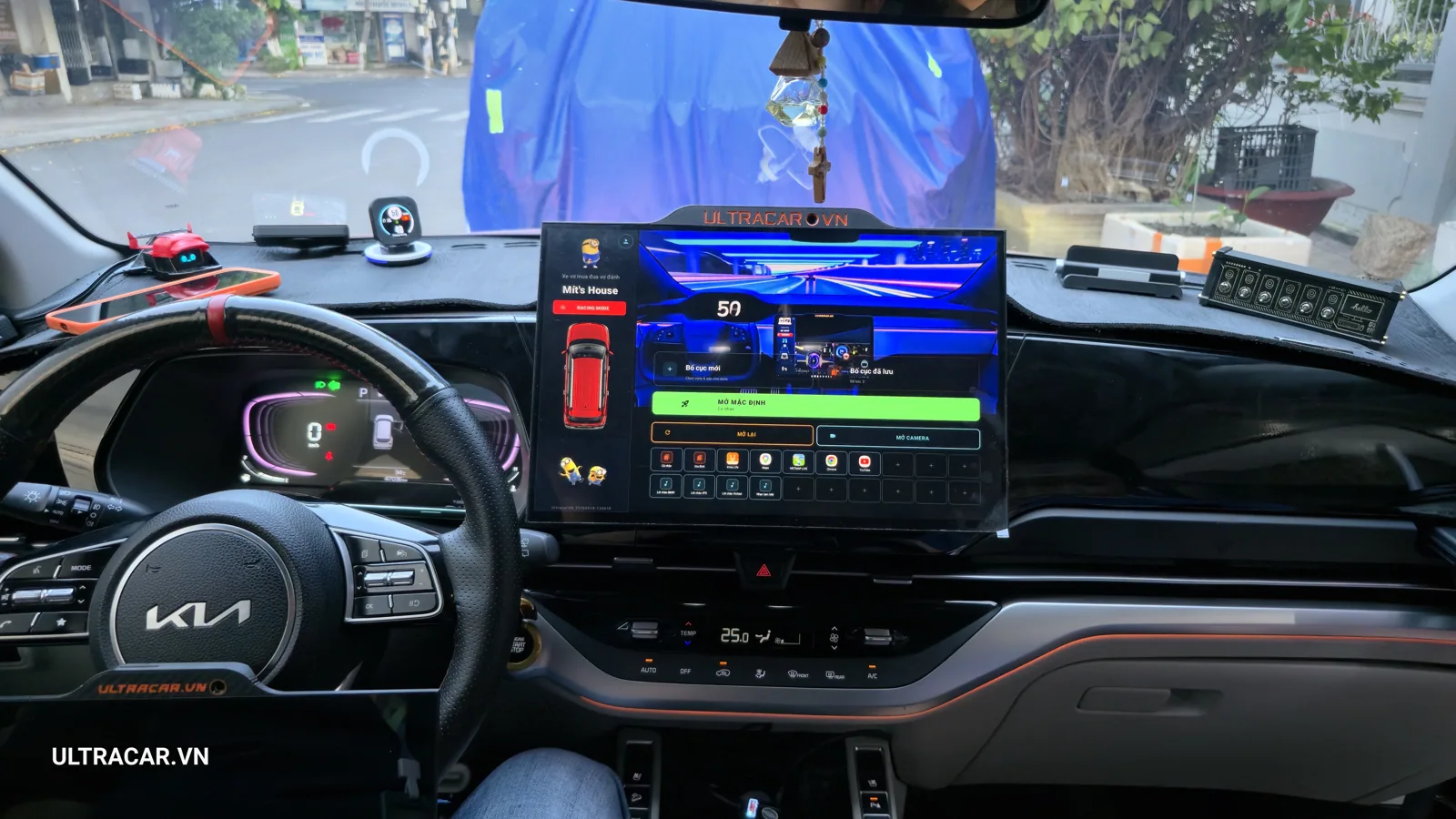 UltraCar integrated display in a Kia Carens cockpit