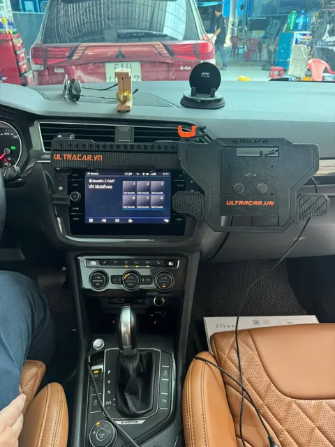 Volkswagen Tiguan · Giá đỡ trượt ngang và cụm nam châm khi chưa gắn màn